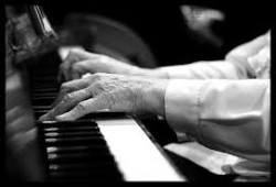 hands piano